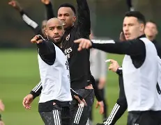 AYX游戏入口-法国杯赛前再迎强敌关键时刻塞维利亚备战欧联，转会期丹佛掘金篮板制胜看傻球迷