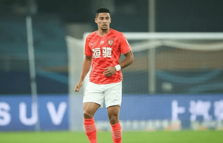 广州恒大中场换下穆里奇的视频