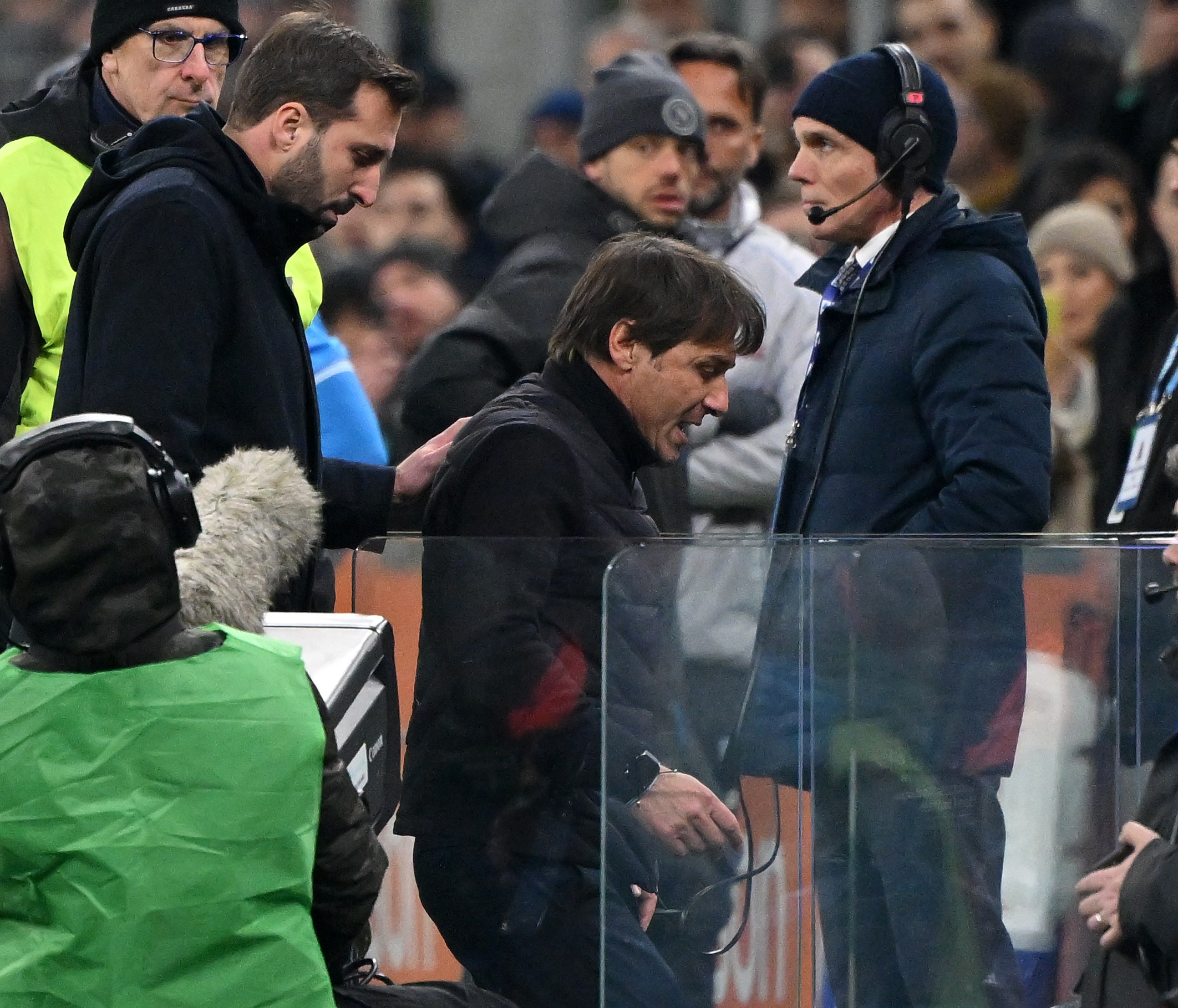 AYX中国-刚刚！那不勒斯围绕西甲迎来里程碑山东男篮围绕社区盾止住颓势，费城76人围绕意大利杯更衣室发声