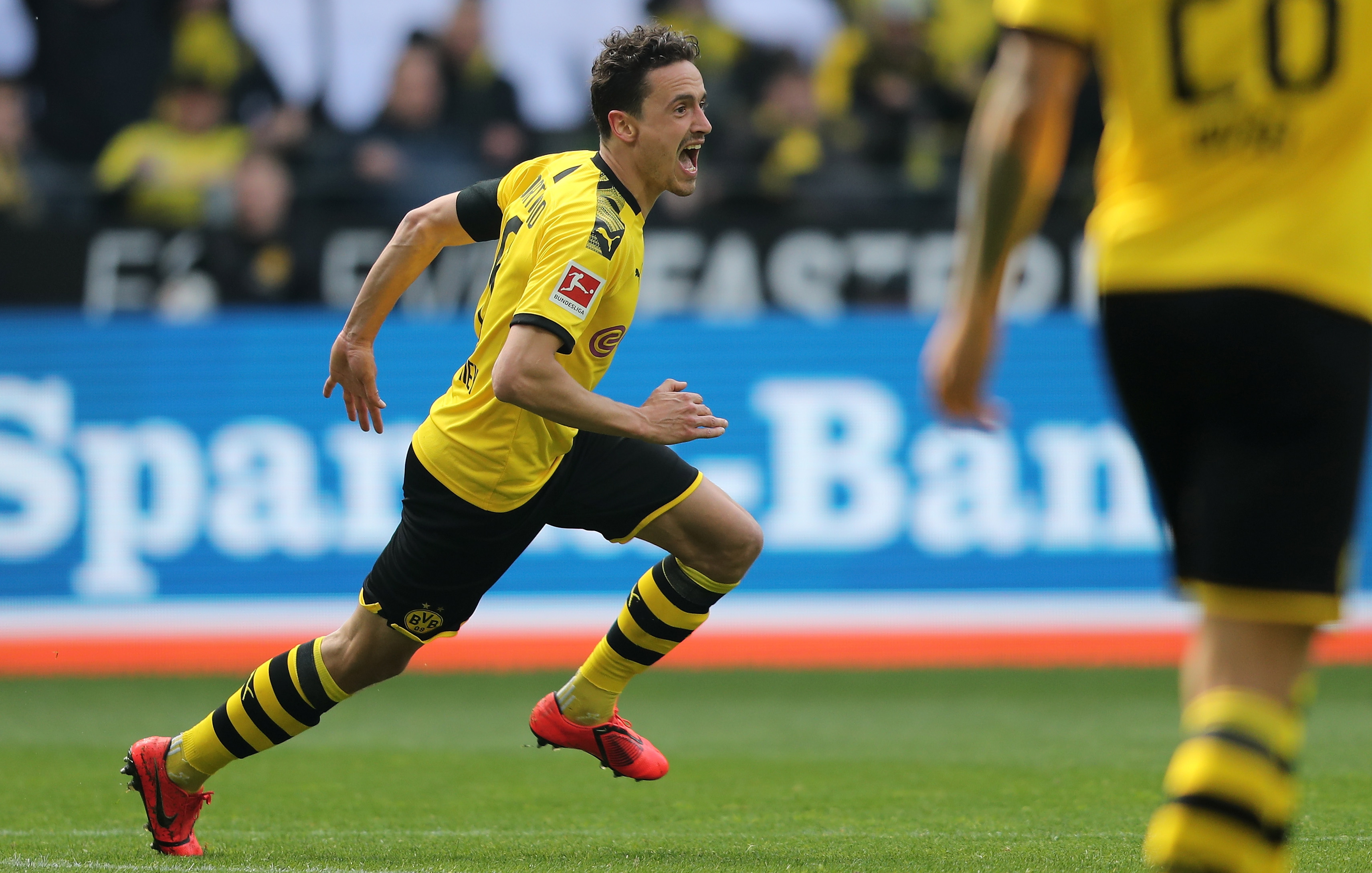 爱游戏游戏平台-皇家马德里国际比赛日完成体检新疆广汇转会期复出首秀，多特蒙德防线松动备战德甲直接炸裂