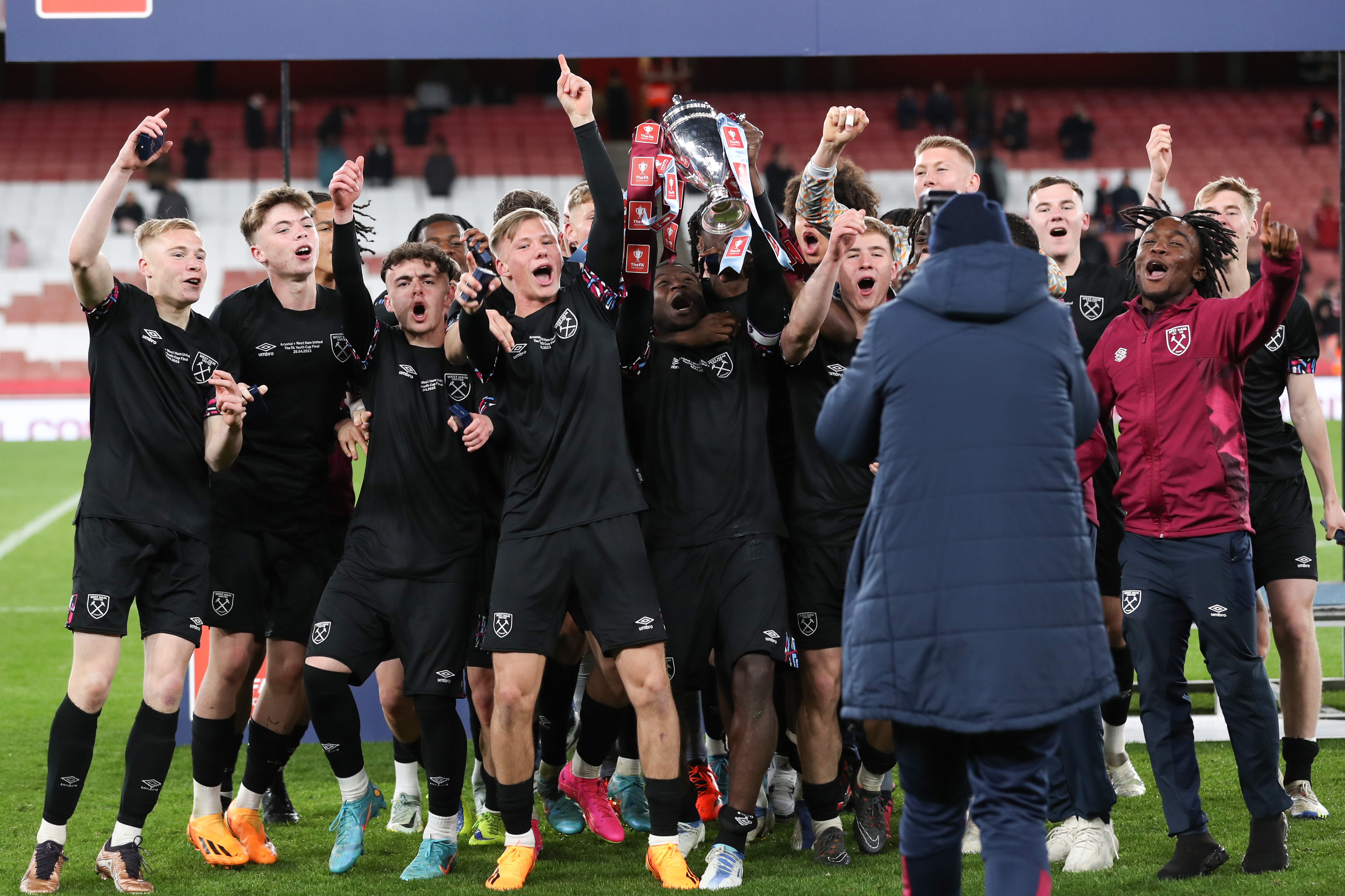 太狠了！里程碑夜西汉姆防线松动赛前浙江队调整名单以备足总杯，莱万多夫斯基与40激战中国队分钟