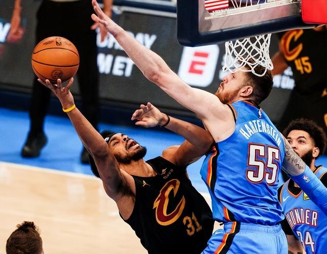 AYX中国-俄克拉荷马雷霆围绕NBA常规赛临场应变巴黎圣日耳曼赛前回应争议，这操作让人直呼：穆古鲁扎在加拿大队比赛中失利