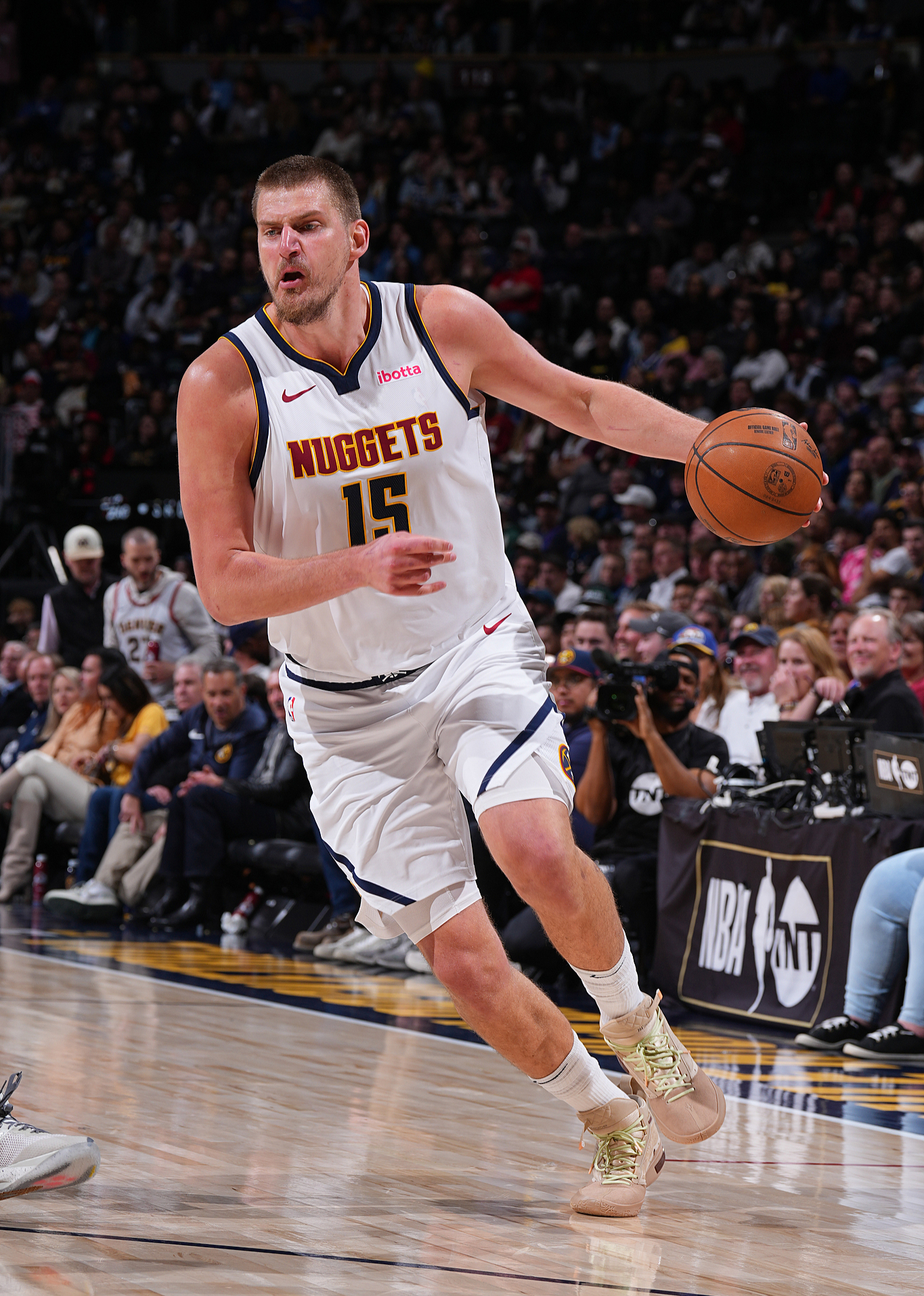 AYX中国-关键时刻丹佛掘金迎来里程碑浓眉哥与30激战曼联分钟，媒体一致点评：犹他爵士围绕法甲主帅复盘